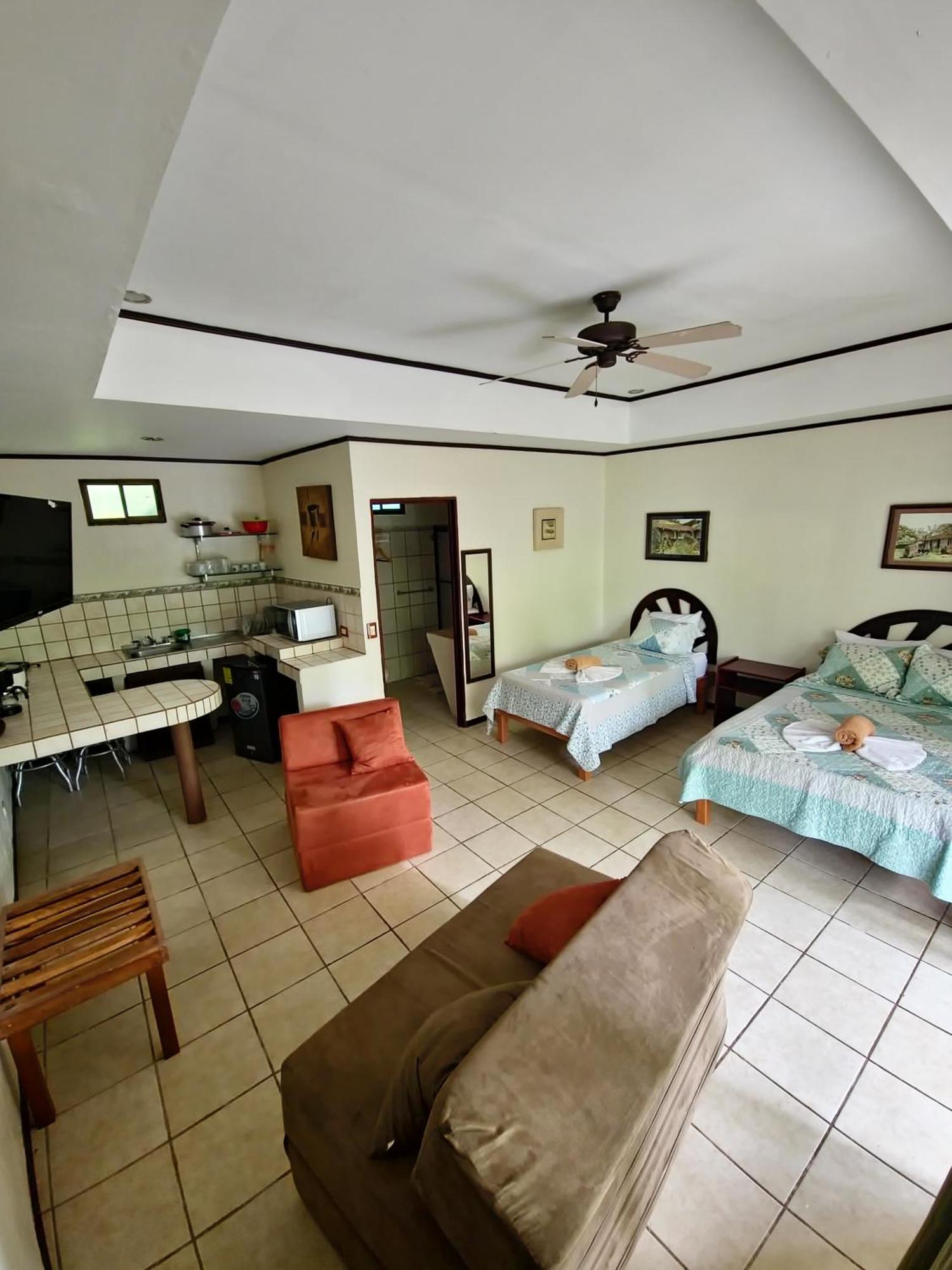 Diuwak Hotel Dominical Bagian luar foto