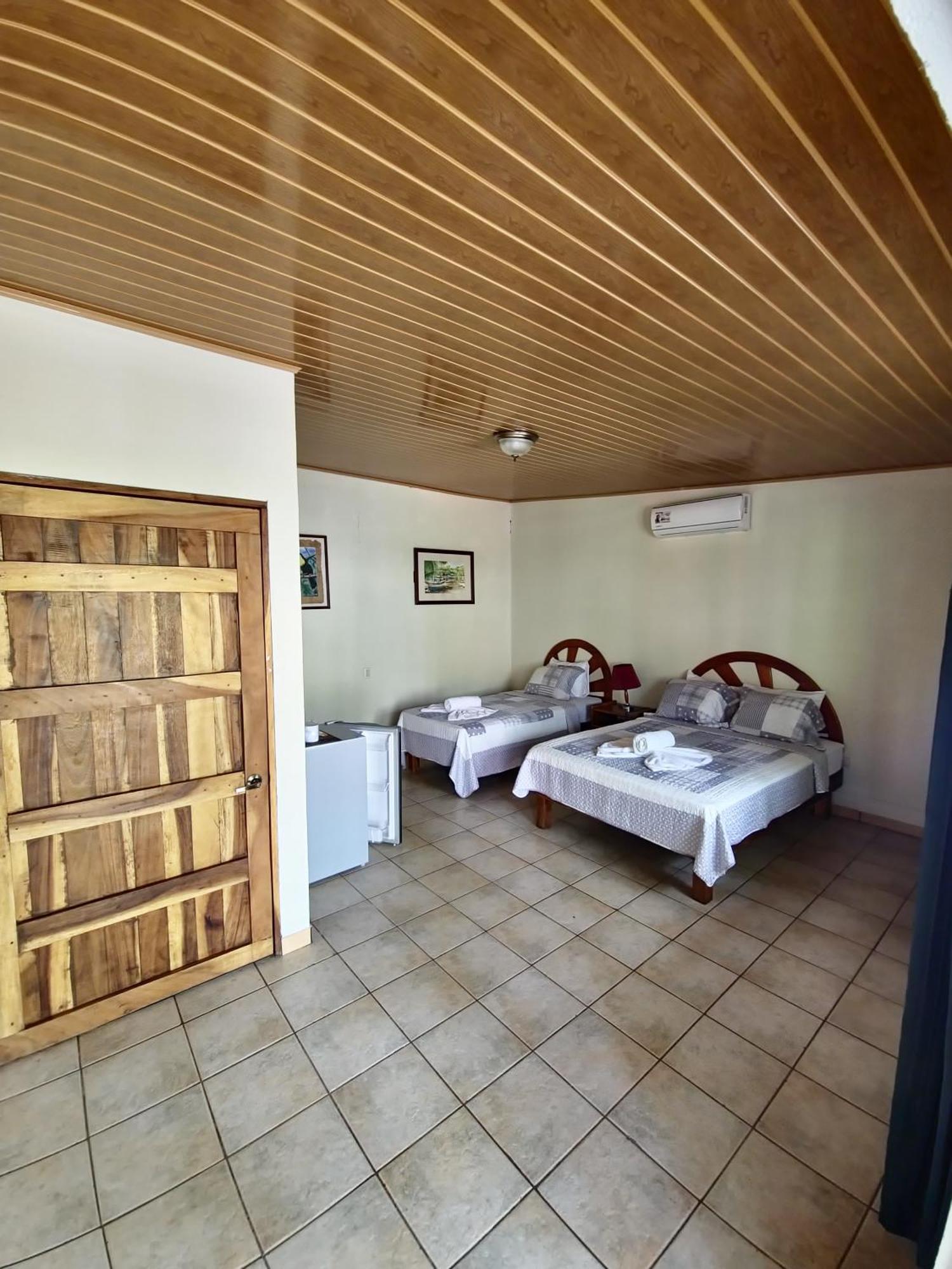 Diuwak Hotel Dominical Bagian luar foto
