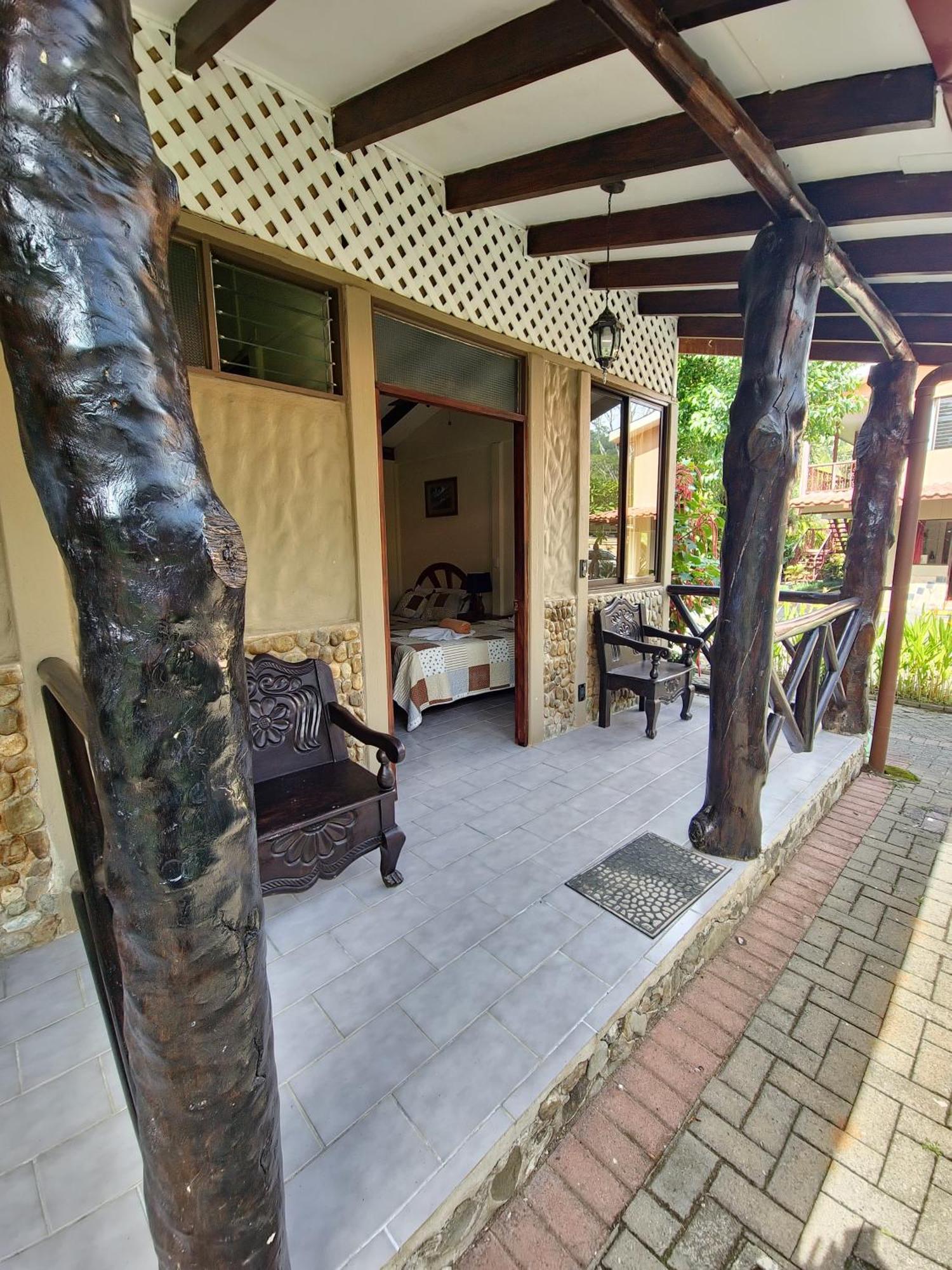 Diuwak Hotel Dominical Bagian luar foto