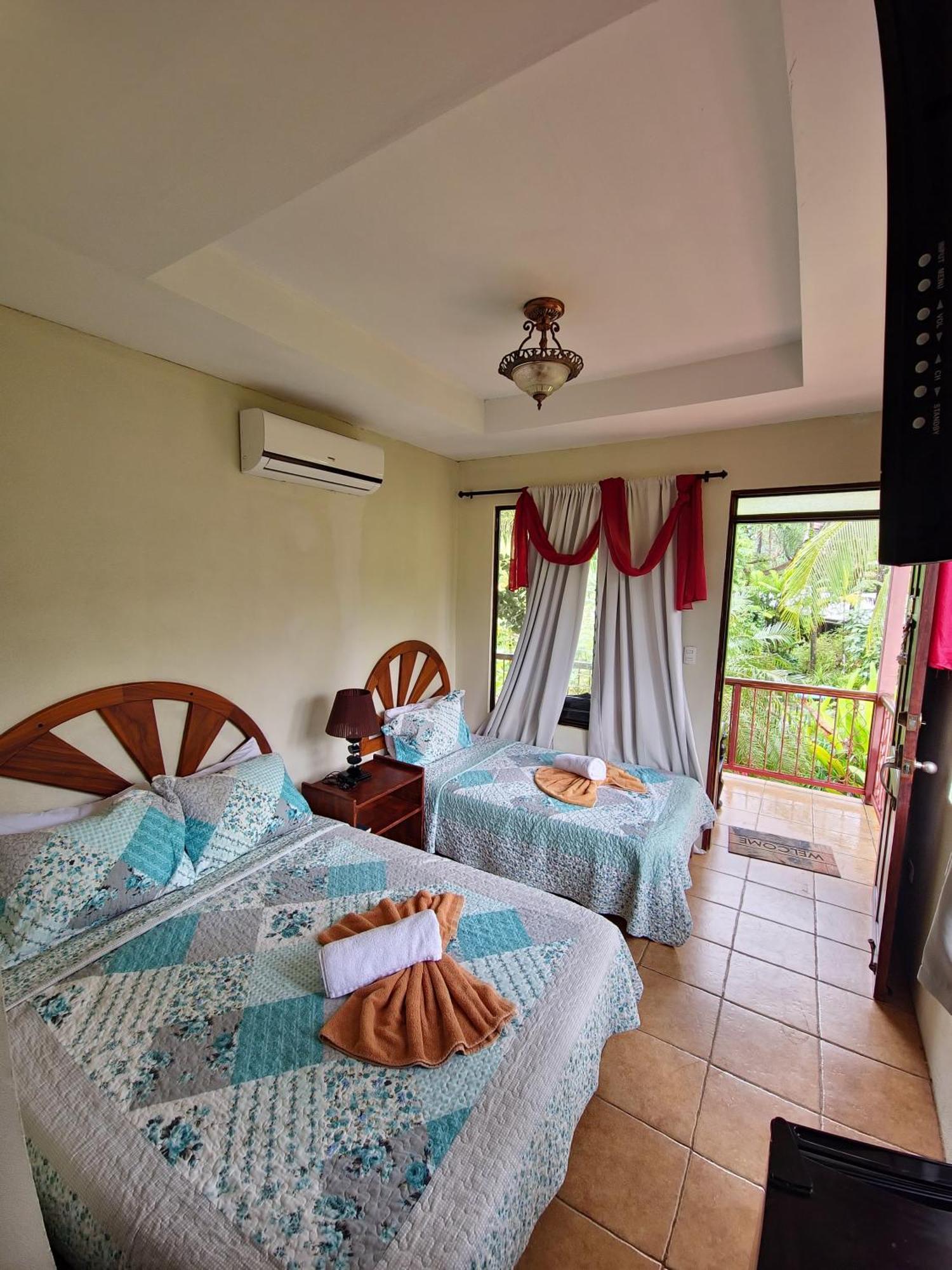 Diuwak Hotel Dominical Bagian luar foto