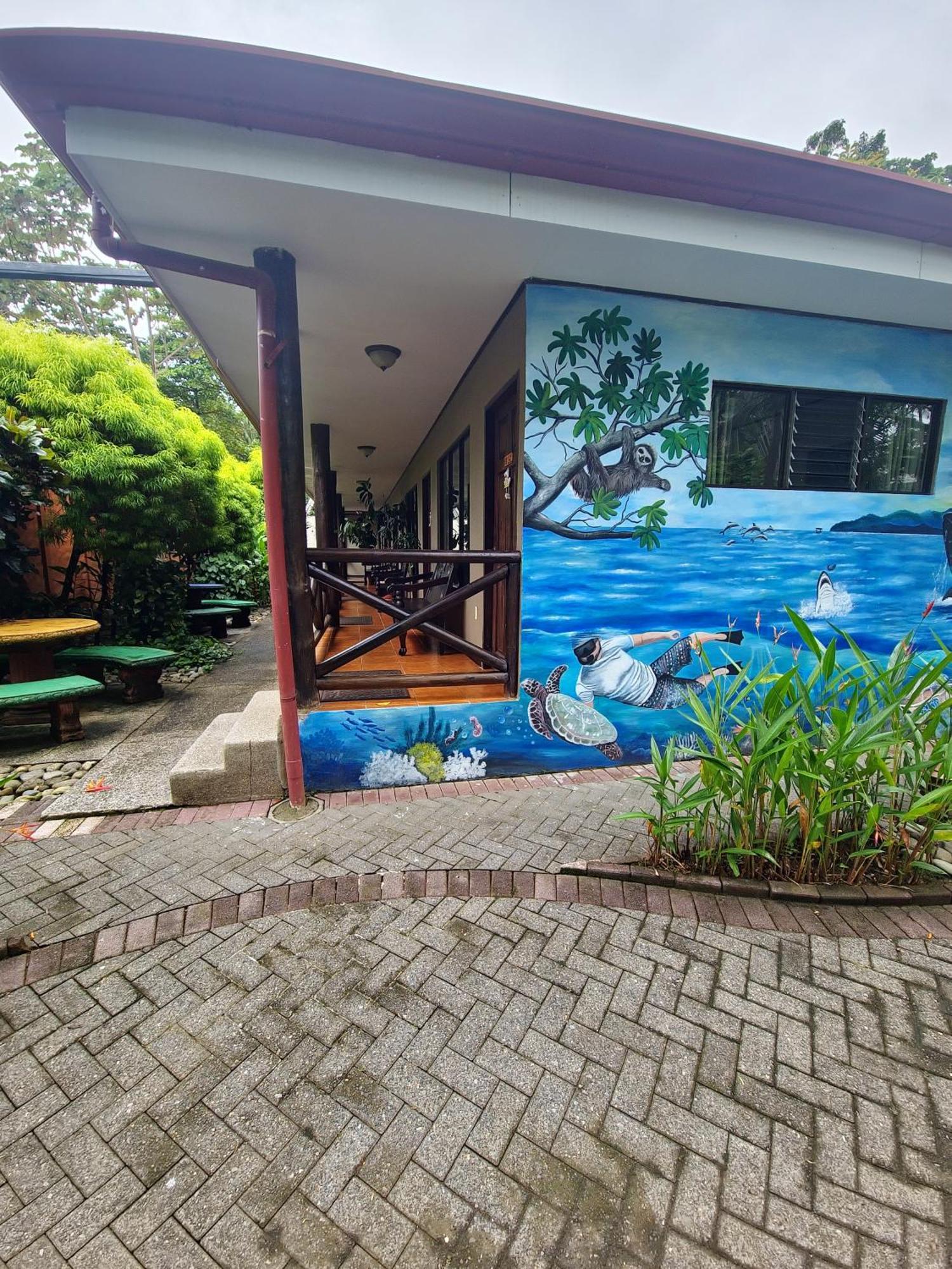 Diuwak Hotel Dominical Bagian luar foto