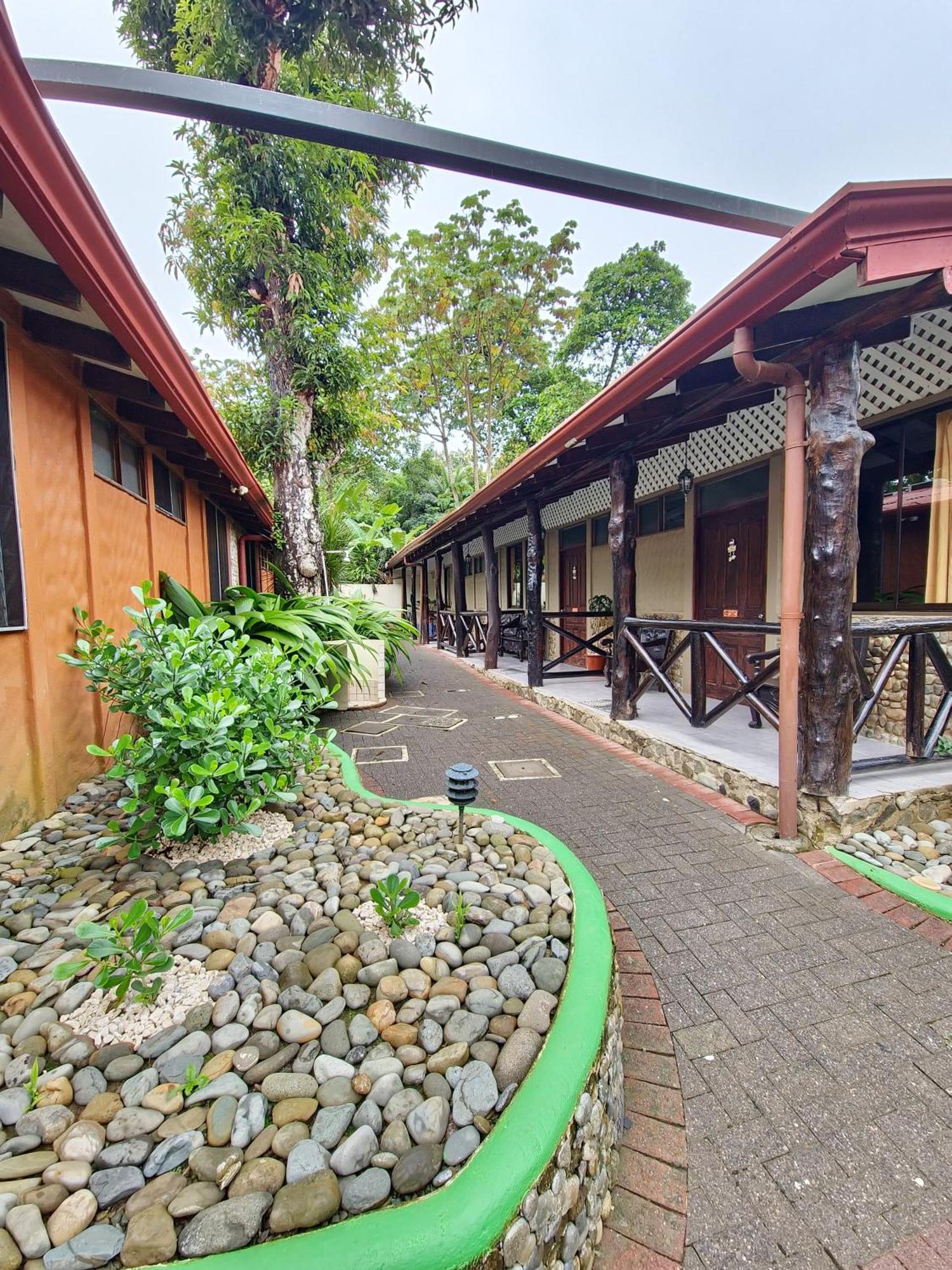Diuwak Hotel Dominical Bagian luar foto