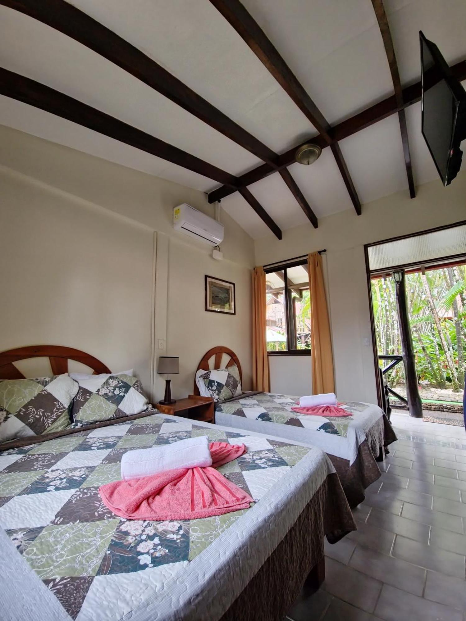 Diuwak Hotel Dominical Bagian luar foto