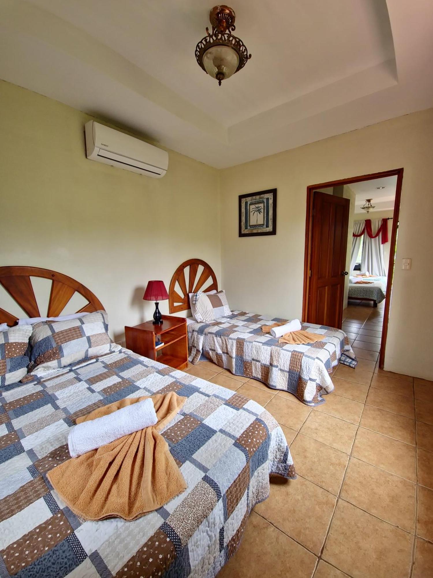 Diuwak Hotel Dominical Bagian luar foto