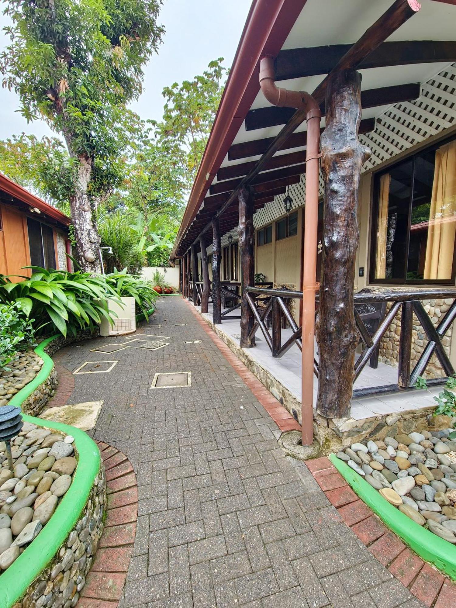 Diuwak Hotel Dominical Bagian luar foto