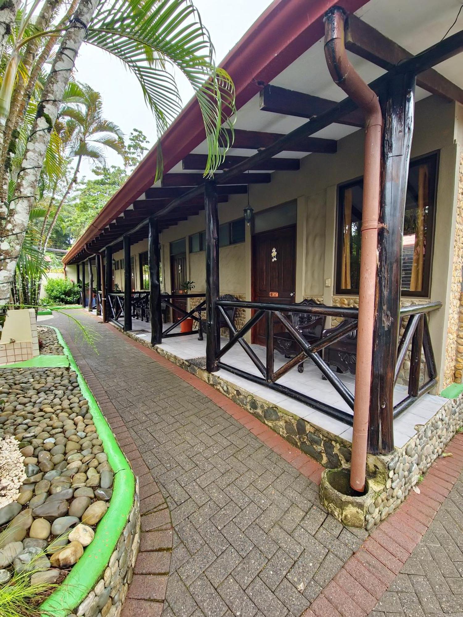 Diuwak Hotel Dominical Bagian luar foto