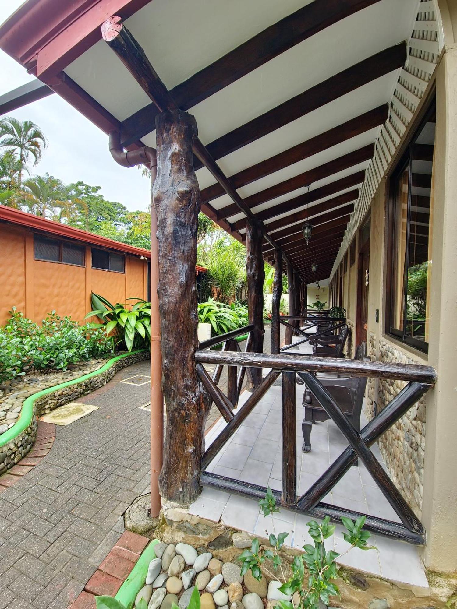 Diuwak Hotel Dominical Bagian luar foto